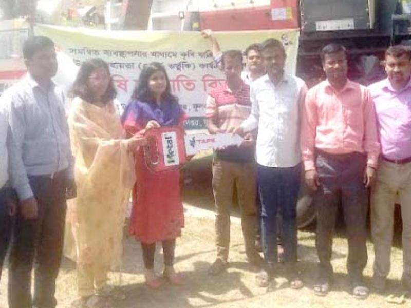 দিনাজপুরে কৃষকদের মাঝে হারভেস্টার মেশিন বিতরণ